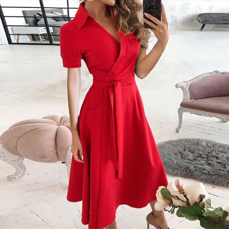 "Robe élégante pour femme en coton, taille cintrée, style intemporel, couleur douce, parfaite pour toutes occasions."
