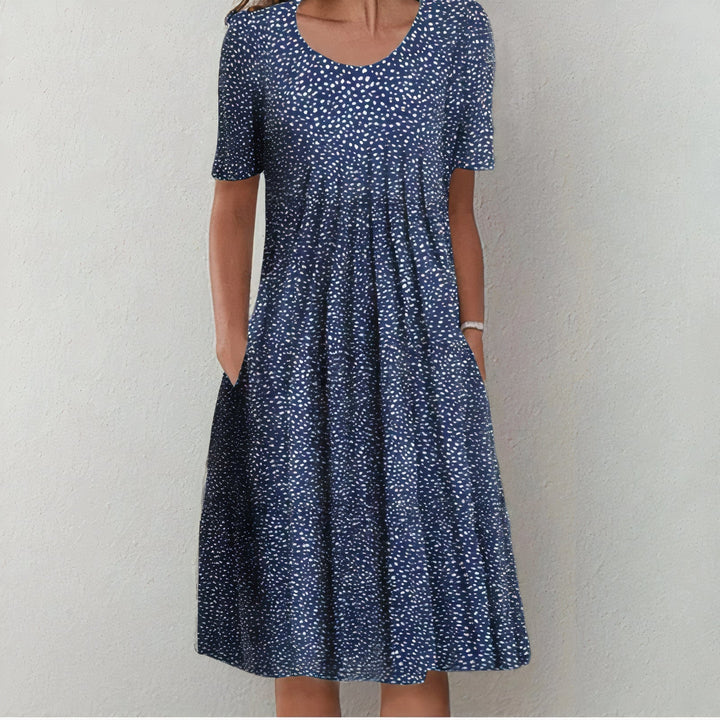 "Robe élégante pour femme, modèle long, motif fleuri coloré avec ceinture; tenue chic et estivale."