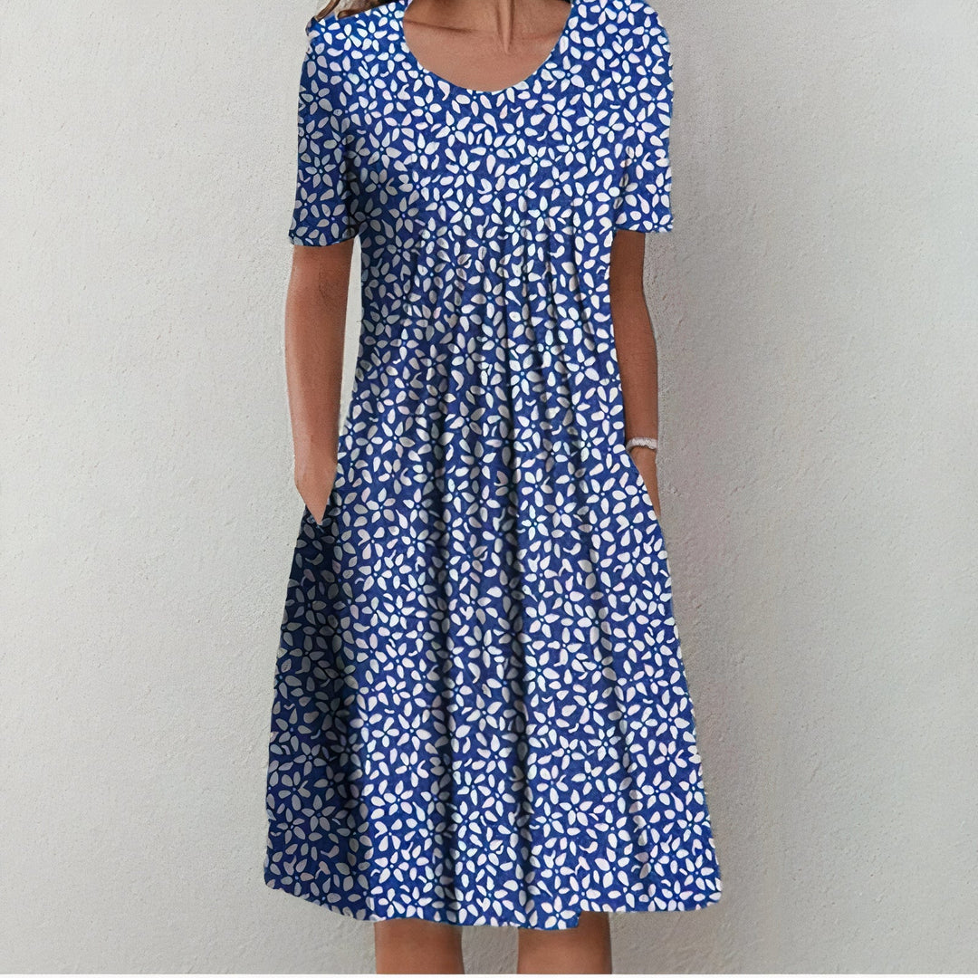 "Robe élégante pour femme, modèle long, motif fleuri coloré avec ceinture; tenue chic et estivale."