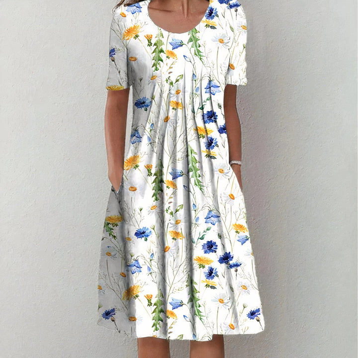 "Robe élégante pour femme, modèle long, motif fleuri coloré avec ceinture; tenue chic et estivale."
