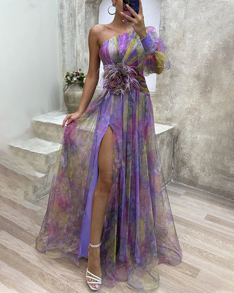 Robe élégante satin et dentelle.  Coupe flatteuse, idéale pour occasions spéciales.  Modèle féminin et confortable.