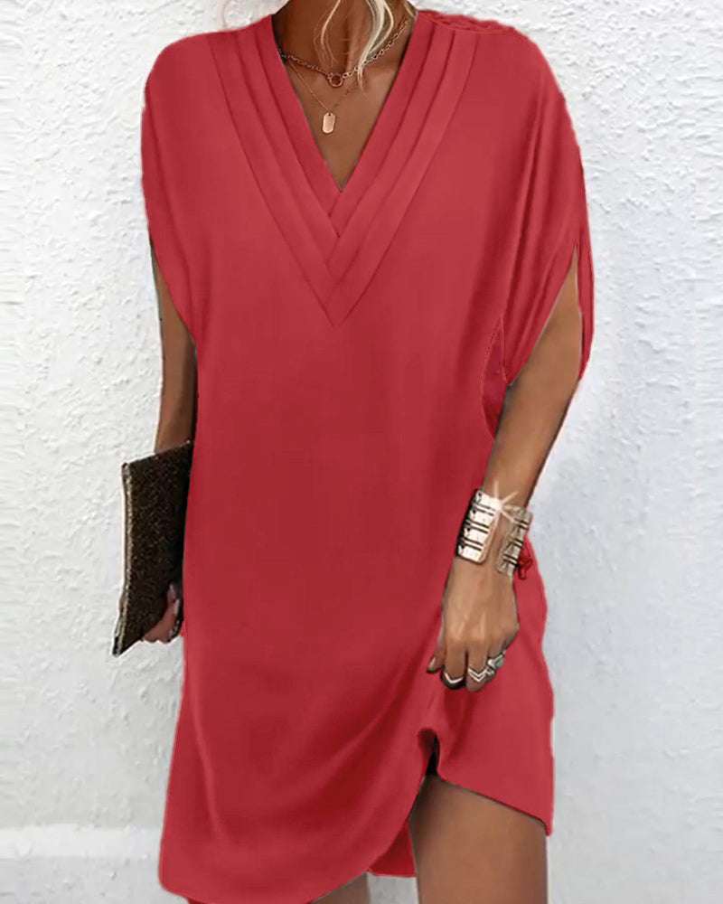 Robe élégante unie pour femmes avec manches fendues, présentant un design moderne et un ajustement raffiné.