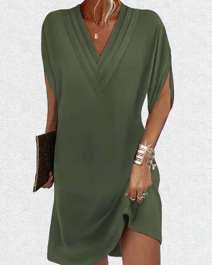 Robe élégante unie pour femmes avec manches fendues, présentant un design moderne et un ajustement raffiné.