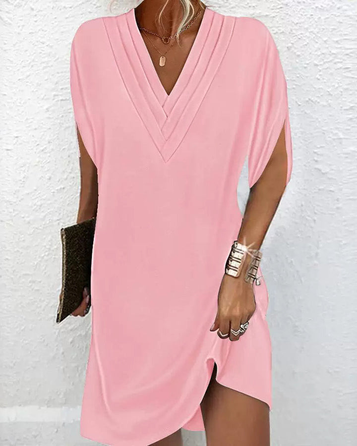 Robe élégante unie pour femmes avec manches fendues, présentant un design moderne et un ajustement raffiné.