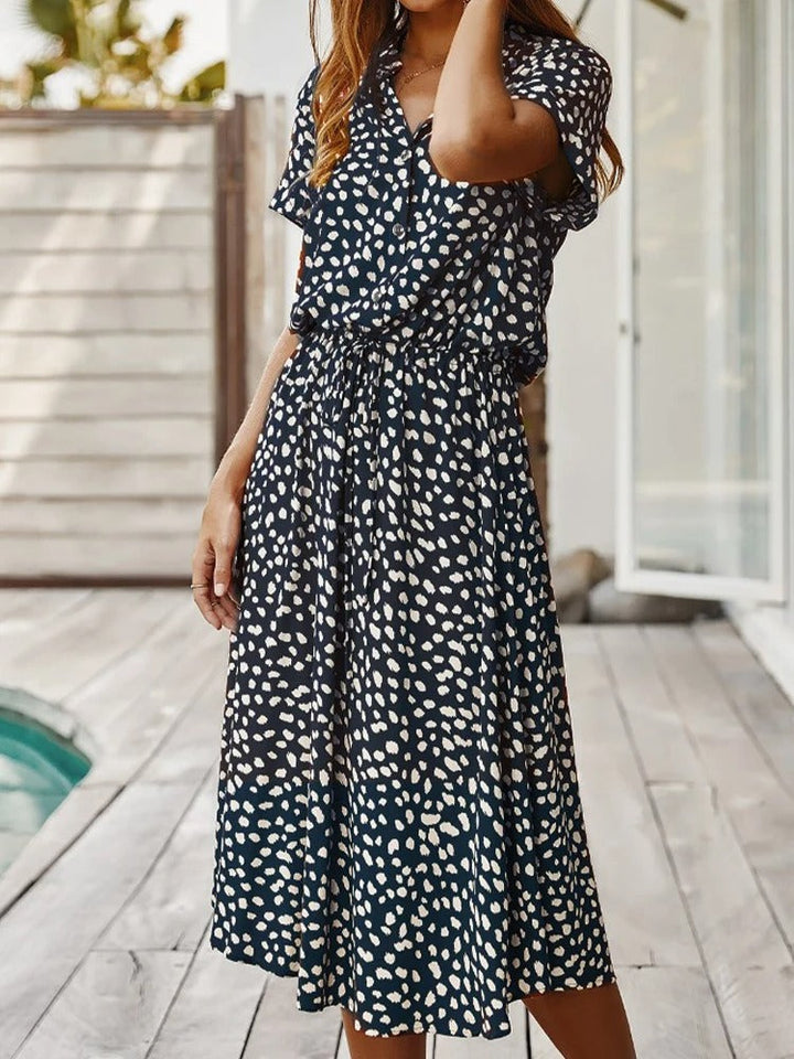 Robe élégante, vue de face.  Coupe flatteuse, idéale pour toutes occasions.