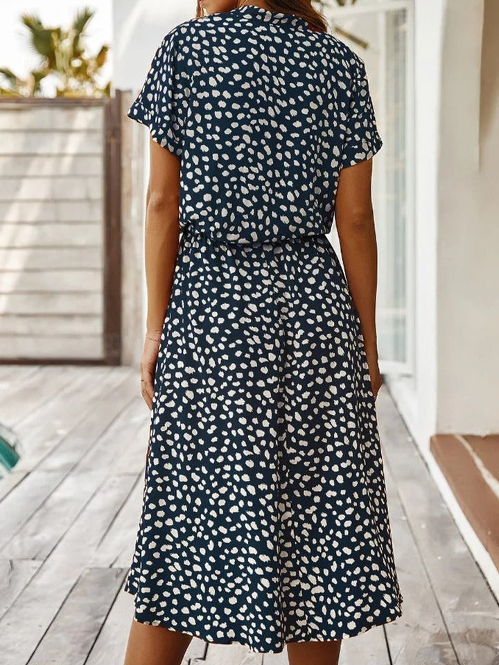 Robe élégante, vue de face.  Coupe flatteuse, idéale pour toutes occasions.