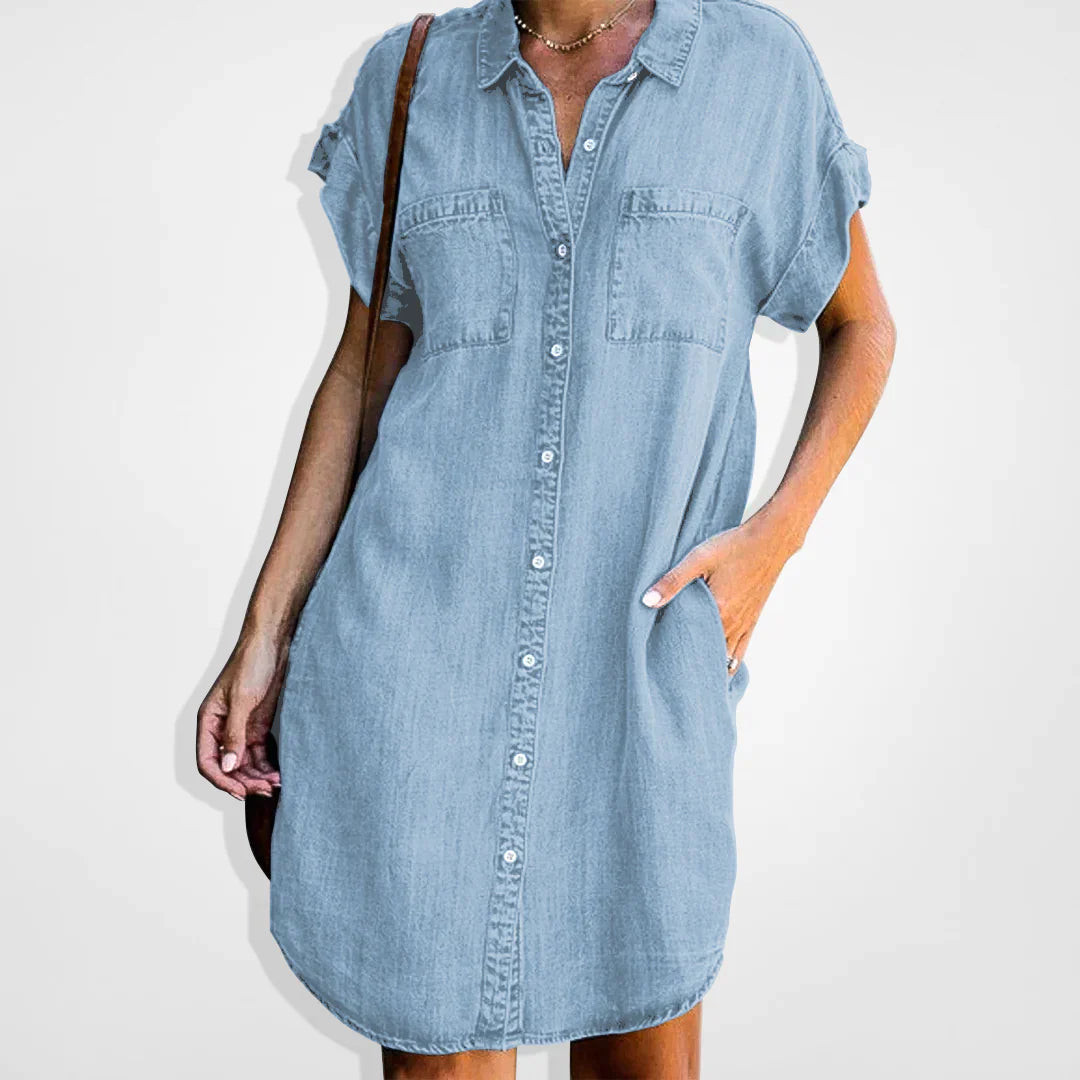 Robe en denim bleu clair pour femme, boutonnière élégante, coupe moderne, idéale pour style chic et décontracté.