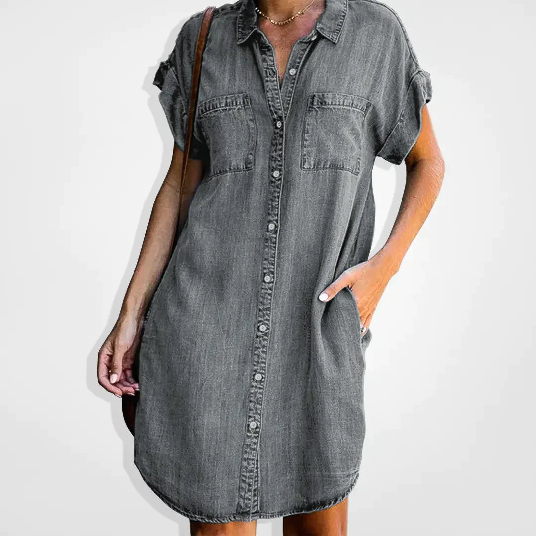 Robe en denim bleu clair pour femme, boutonnière élégante, coupe moderne, idéale pour style chic et décontracté.