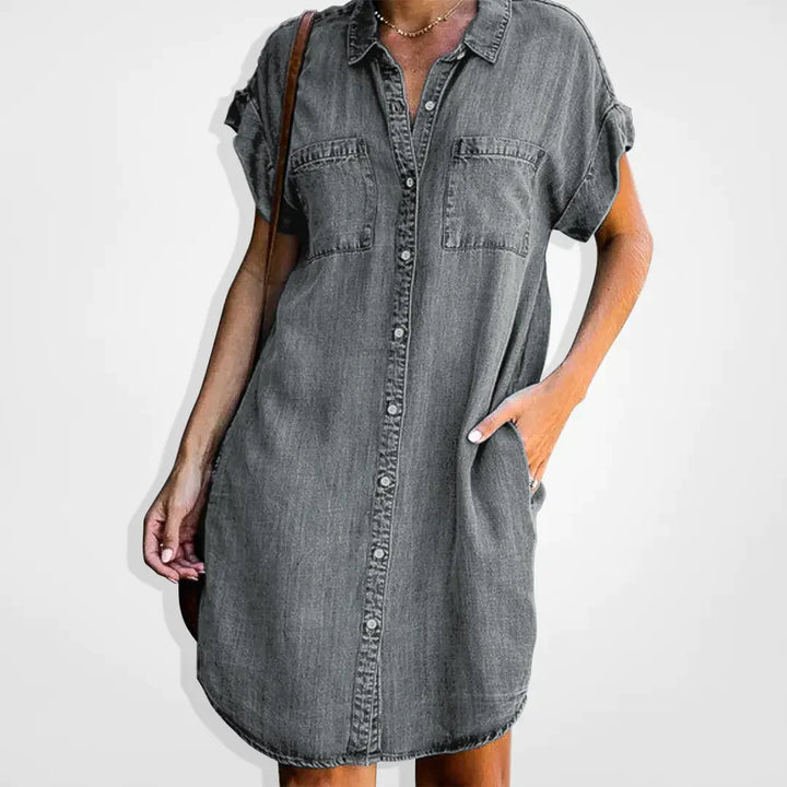 Robe en denim bleu clair pour femme, boutonnière élégante, coupe moderne, idéale pour style chic et décontracté.