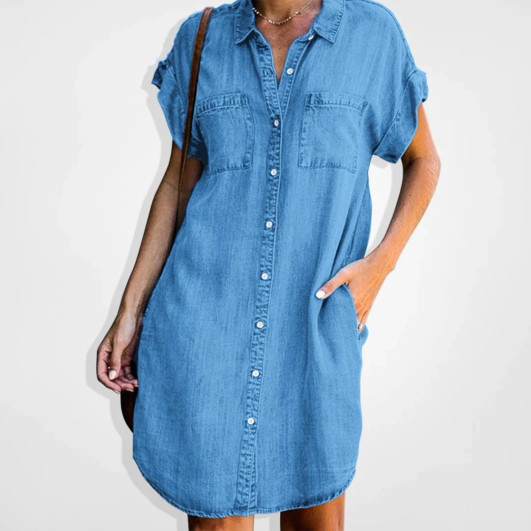 Robe en denim bleu clair pour femme, boutonnière élégante, coupe moderne, idéale pour style chic et décontracté.