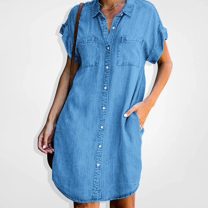 Robe en denim bleu clair pour femme, boutonnière élégante, coupe moderne, idéale pour style chic et décontracté.