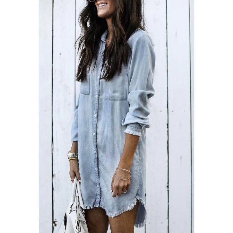Élégante robe d'été en denim bleu pour femme. Look décontracté chic, idéale pour toutes occasions et saisons.