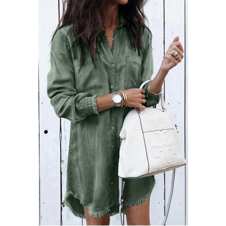 Robe en jean décontractée pour femme. Coupe élégante, matière denim douce, idéale pour un look mode estival.