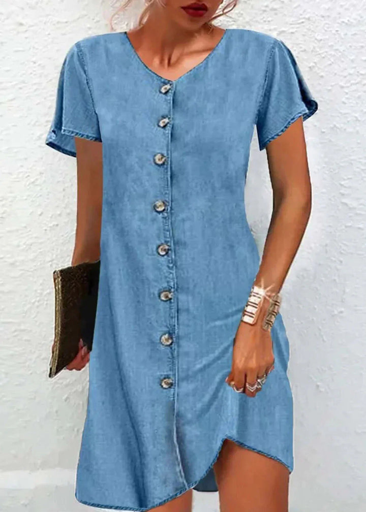 "Robe en denim patchwork bleu, manches courtes, col V, boutons décoratifs et coupe mi-longue élégante."
