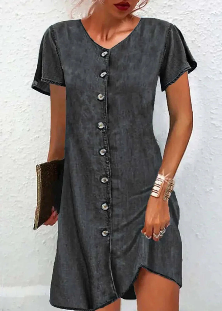 "Robe en denim patchwork bleu, manches courtes, col V, boutons décoratifs et coupe mi-longue élégante."