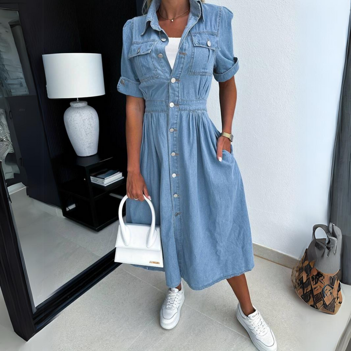 Robe en denim pour femmes, silhouette flatteuse, tissu bleu classique, idéale avec baskets ou talons pour diverses occasions.
