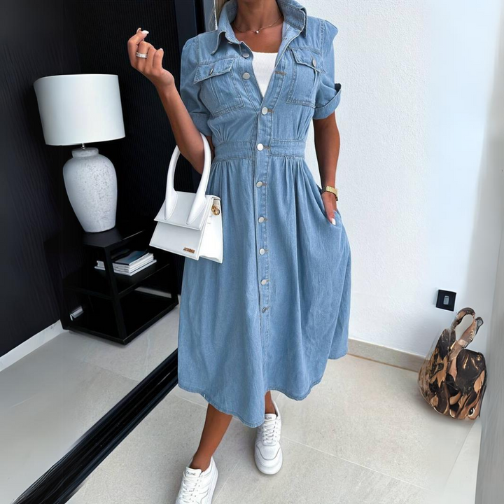 Robe en denim pour femmes, silhouette flatteuse, tissu bleu classique, idéale avec baskets ou talons pour diverses occasions.