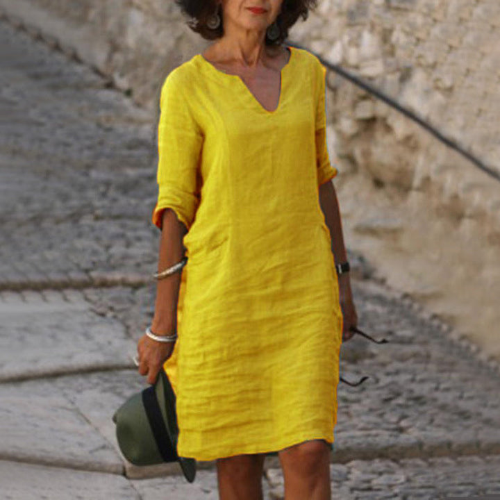 "Robe en lin col V décontractée pour femmes, coupe ample et fluide, parfaite pour l'été, disponible en diverses couleurs."