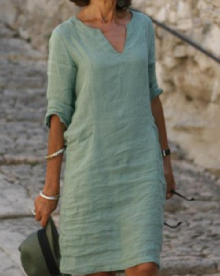 "Robe en lin col V décontractée pour femmes, coupe ample et fluide, parfaite pour l'été, disponible en diverses couleurs."