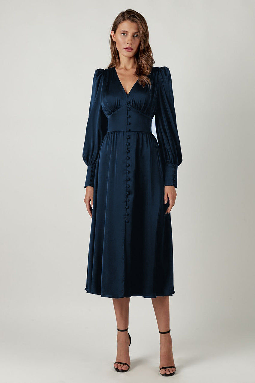"Robe en satin Arya, chic et élégante, coupe flatteuse, disponible en noir classique et bordeaux riche."