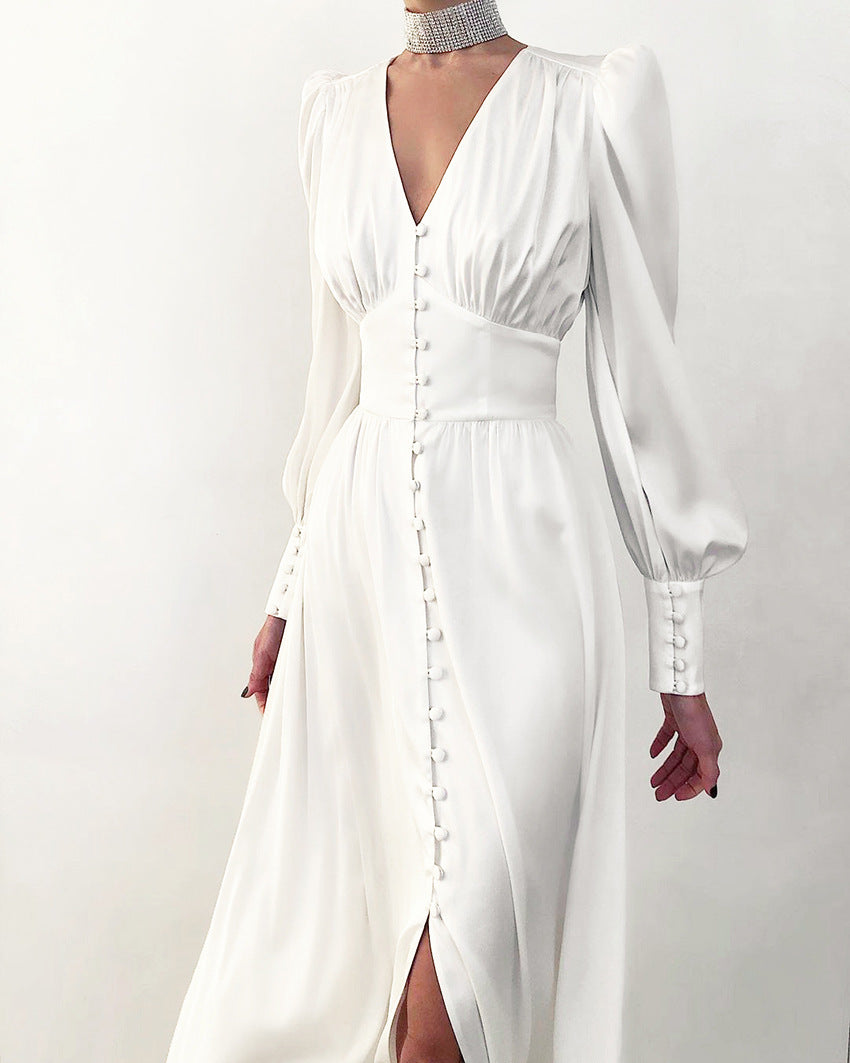 "Robe en satin Arya, chic et élégante, coupe flatteuse, disponible en noir classique et bordeaux riche."