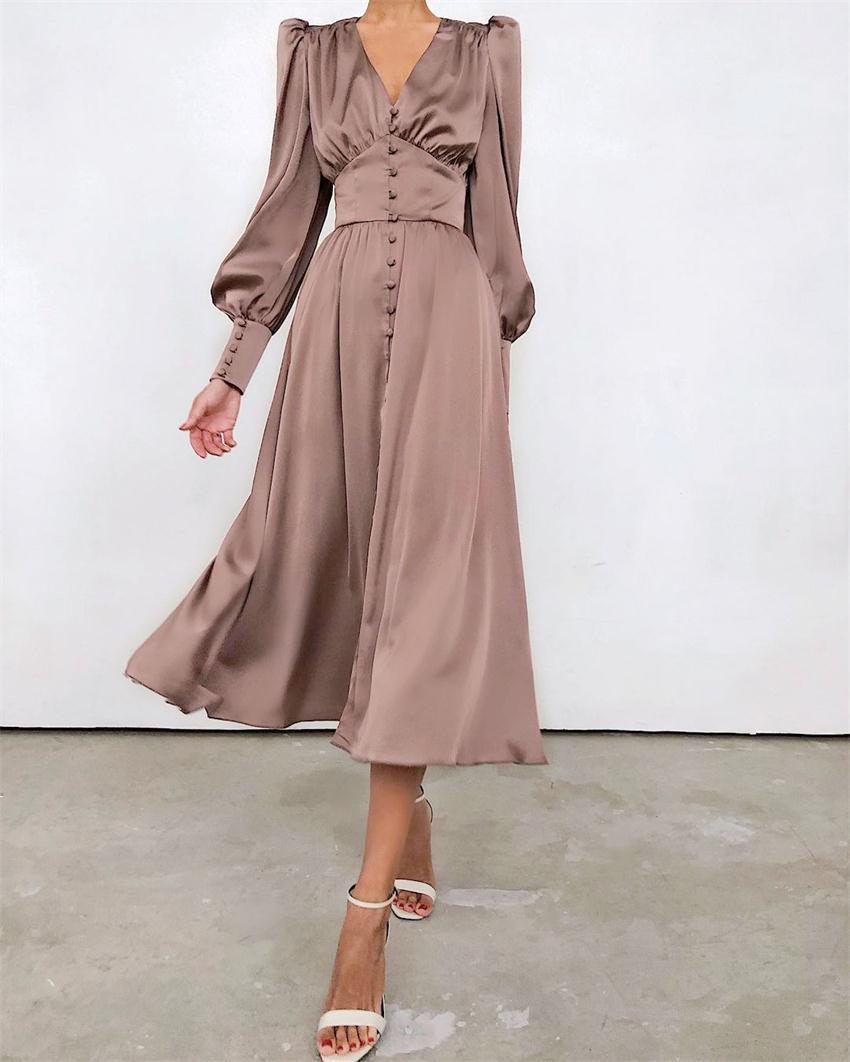 "Robe en satin Arya, chic et élégante, coupe flatteuse, disponible en noir classique et bordeaux riche."