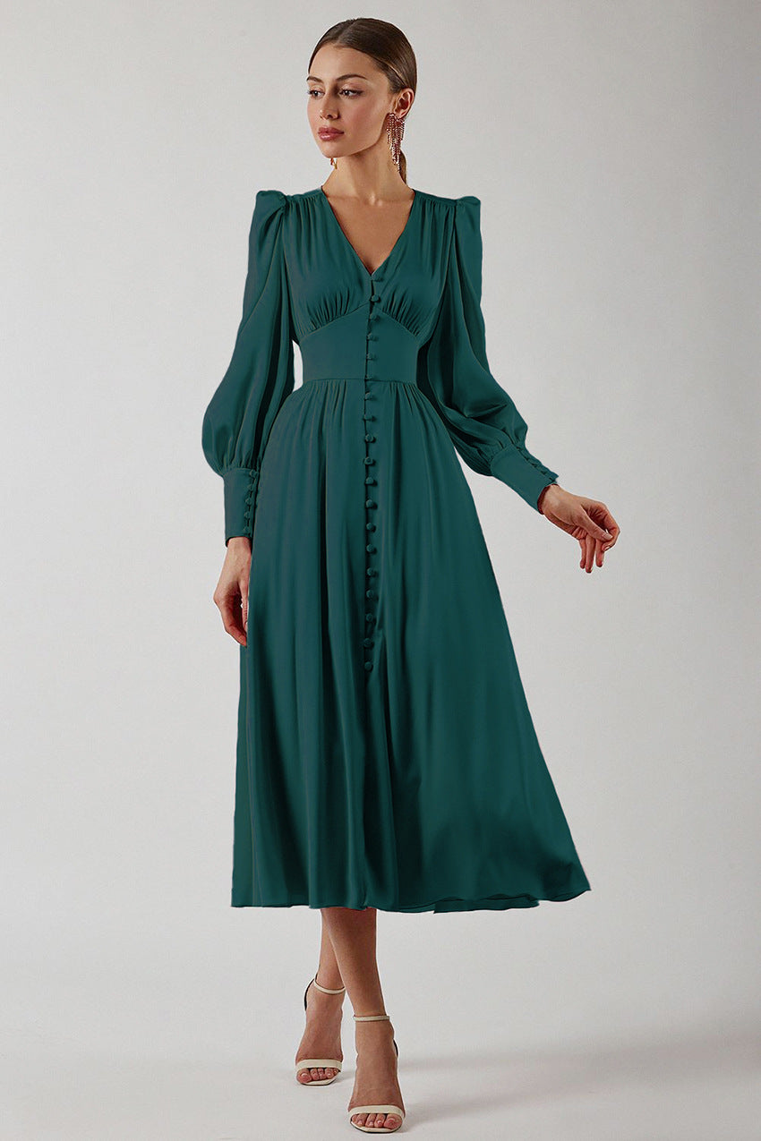 "Robe en satin Arya, chic et élégante, coupe flatteuse, disponible en noir classique et bordeaux riche."