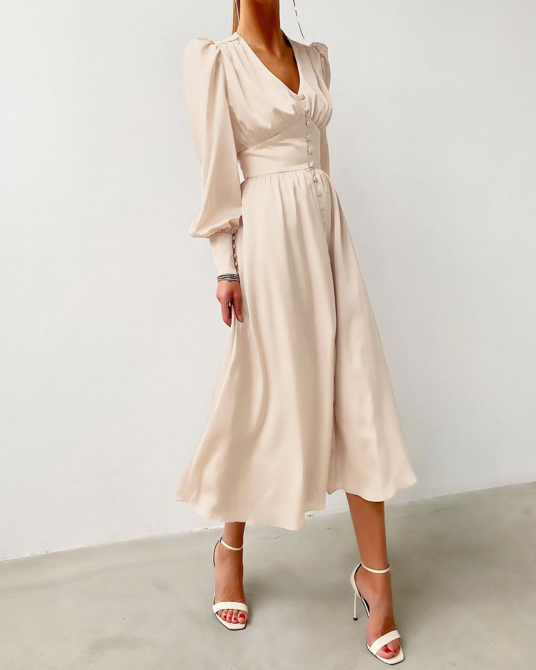 "Robe en satin Arya, chic et élégante, coupe flatteuse, disponible en noir classique et bordeaux riche."