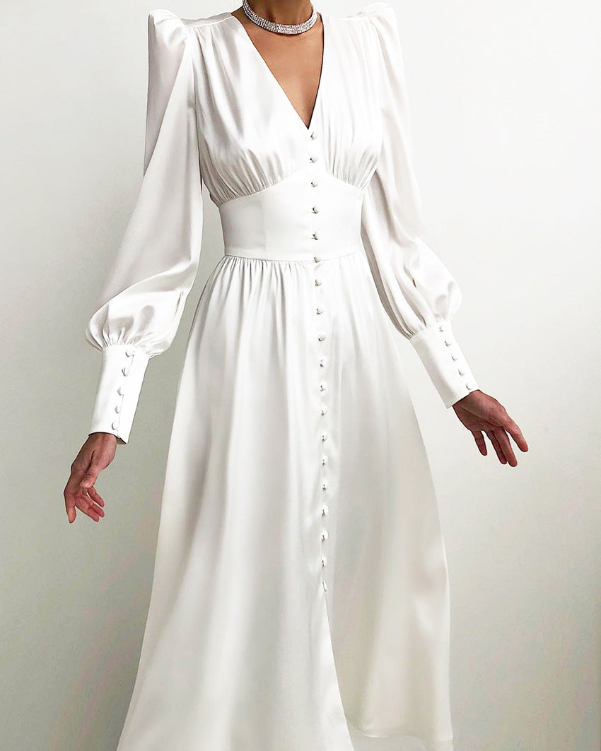 "Robe en satin Arya, chic et élégante, coupe flatteuse, disponible en noir classique et bordeaux riche."