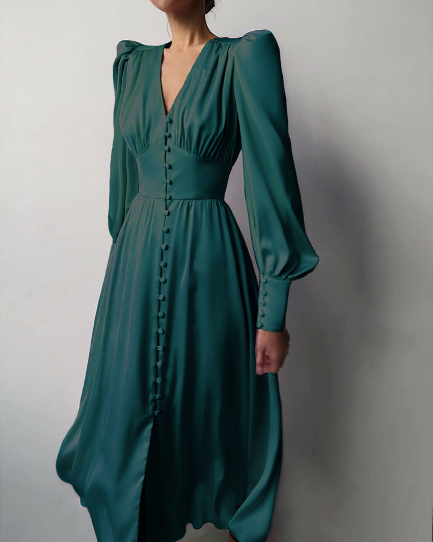 "Robe en satin Arya, chic et élégante, coupe flatteuse, disponible en noir classique et bordeaux riche."