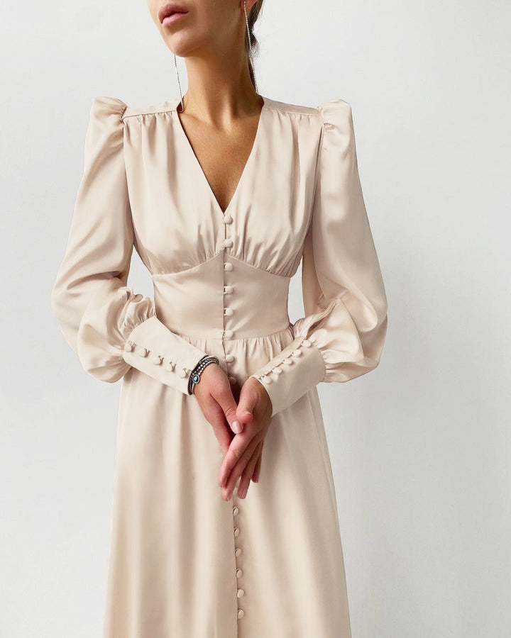 "Robe en satin Arya, chic et élégante, coupe flatteuse, disponible en noir classique et bordeaux riche."