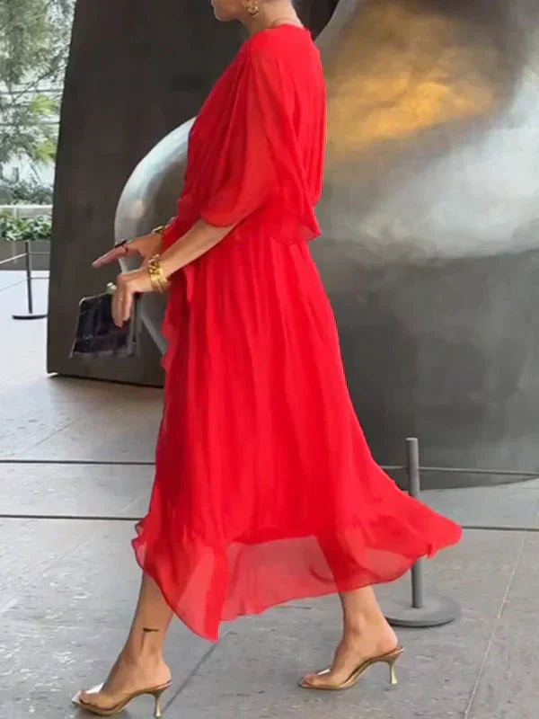 "Robe en soie fluide Julie, décolleté V élégant, pour un style chic et féminin, idéal pour événements spéciaux."