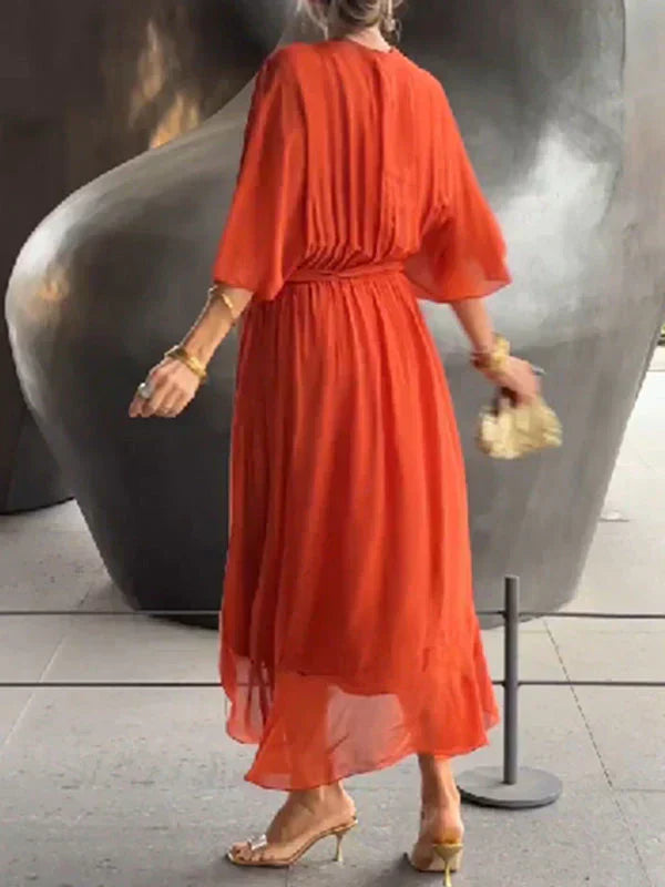 "Robe en soie fluide Julie, décolleté V élégant, pour un style chic et féminin, idéal pour événements spéciaux."