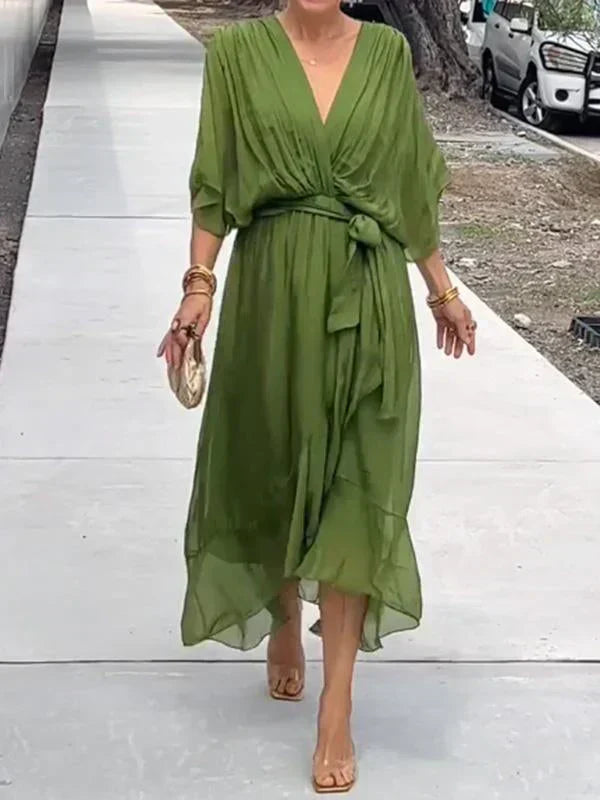 "Robe en soie fluide Julie, décolleté V élégant, pour un style chic et féminin, idéal pour événements spéciaux."