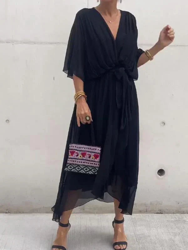 "Robe en soie fluide Julie, décolleté V élégant, pour un style chic et féminin, idéal pour événements spéciaux."