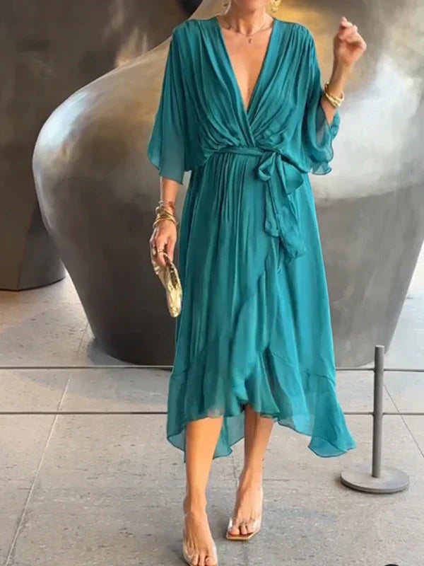 "Robe en soie fluide Julie, décolleté V élégant, pour un style chic et féminin, idéal pour événements spéciaux."