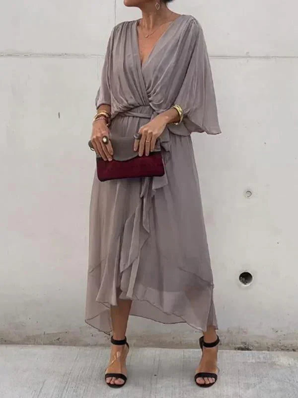 "Robe en soie fluide Julie, décolleté V élégant, pour un style chic et féminin, idéal pour événements spéciaux."
