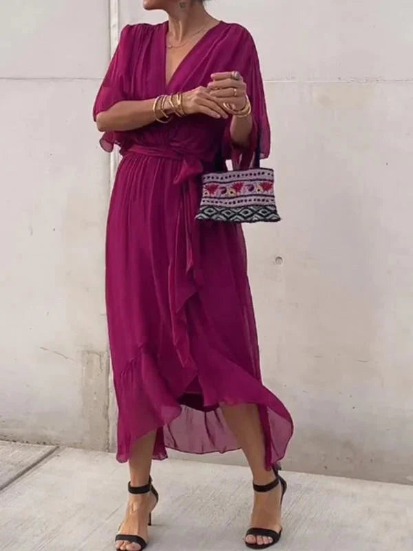 "Robe en soie fluide Julie, décolleté V élégant, pour un style chic et féminin, idéal pour événements spéciaux."