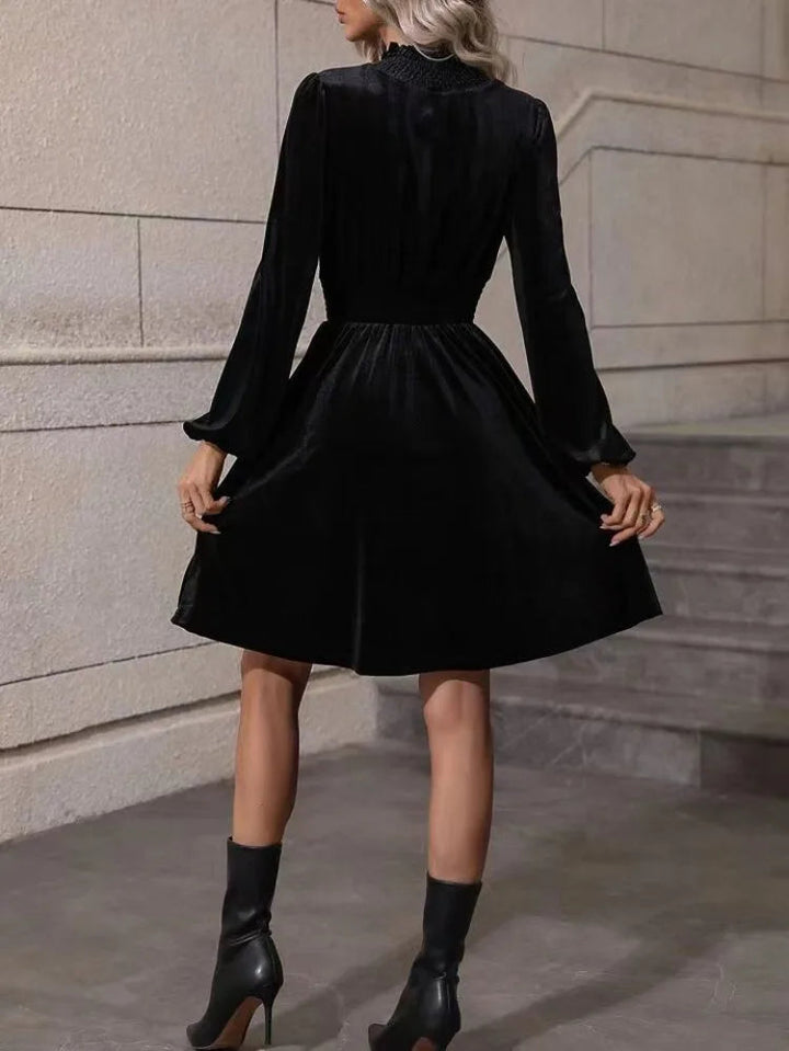 "Robe en velours élégante sans manches, longueur au genou, couleur bourgogne, style chic pour femme"