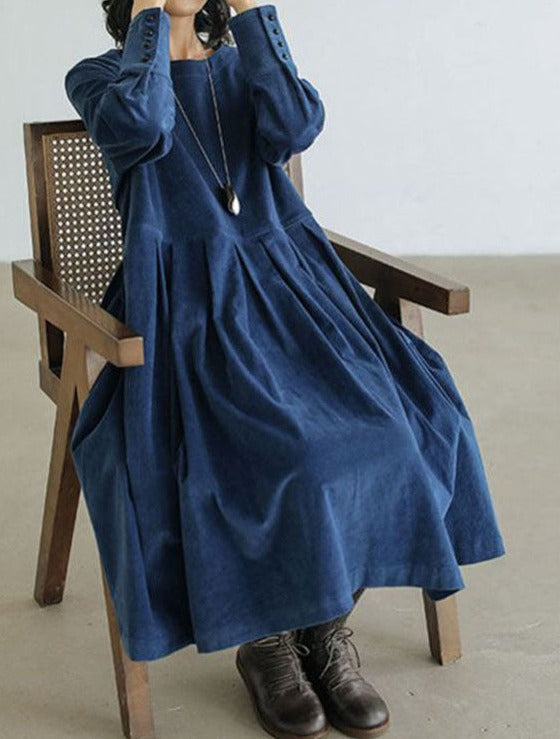 "Robe en velours Zoe élégante, silhouette classique, coloris bleu, parfait pour soirées ou quotidien chic."