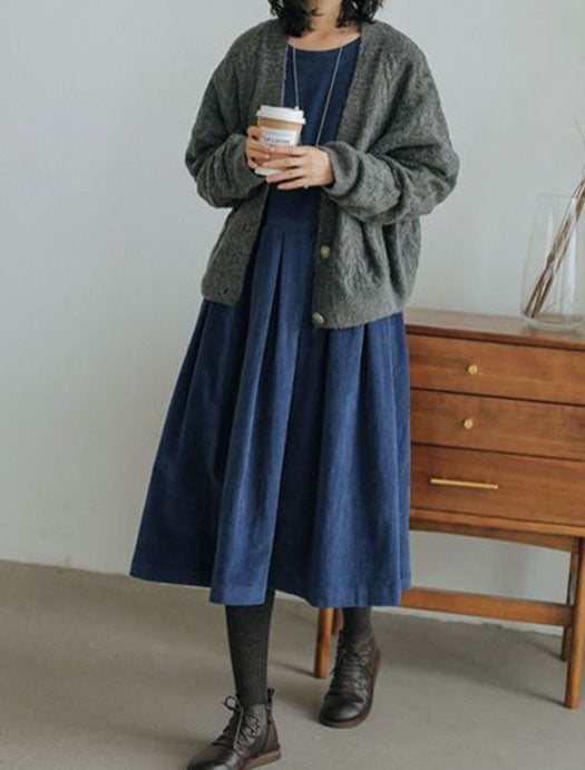 "Robe en velours Zoe élégante, silhouette classique, coloris bleu, parfait pour soirées ou quotidien chic."