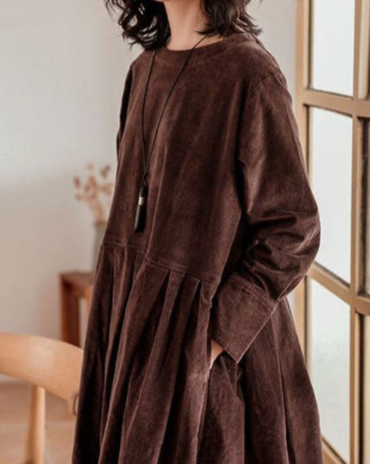 "Robe en velours Zoe élégante, silhouette classique, coloris bleu, parfait pour soirées ou quotidien chic."