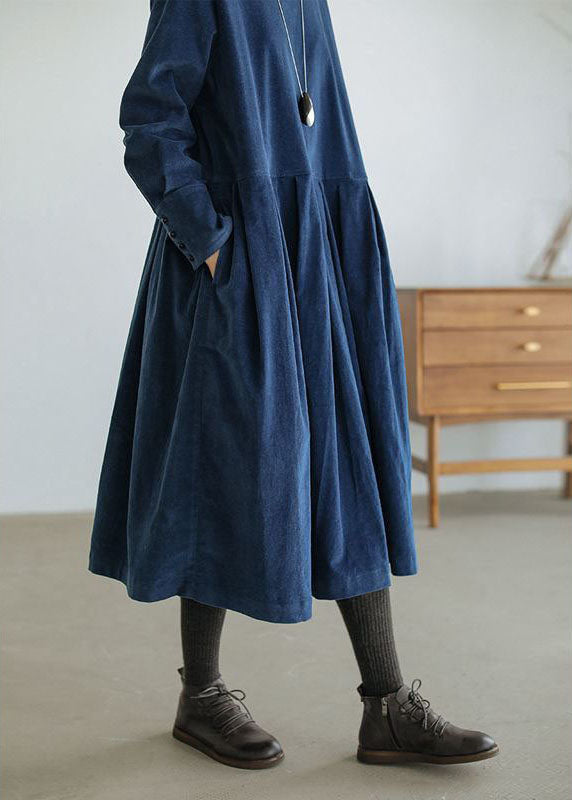 "Robe en velours Zoe élégante, silhouette classique, coloris bleu, parfait pour soirées ou quotidien chic."