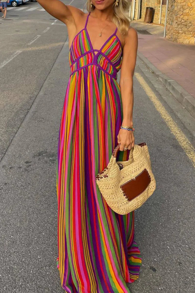 "Robe estivale à col en V et rayures contrastées, élégante et confortable, idéale pour vacances et occasions spéciales."