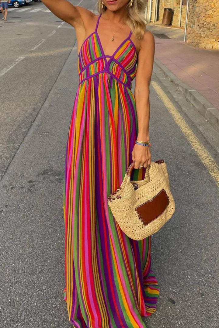 "Robe estivale à col en V et rayures contrastées, élégante et confortable, idéale pour vacances et occasions spéciales."