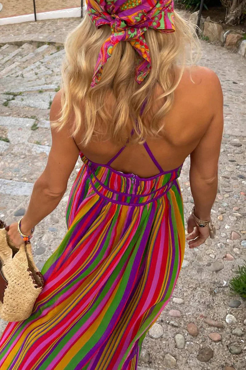 "Robe estivale à col en V et rayures contrastées, élégante et confortable, idéale pour vacances et occasions spéciales."