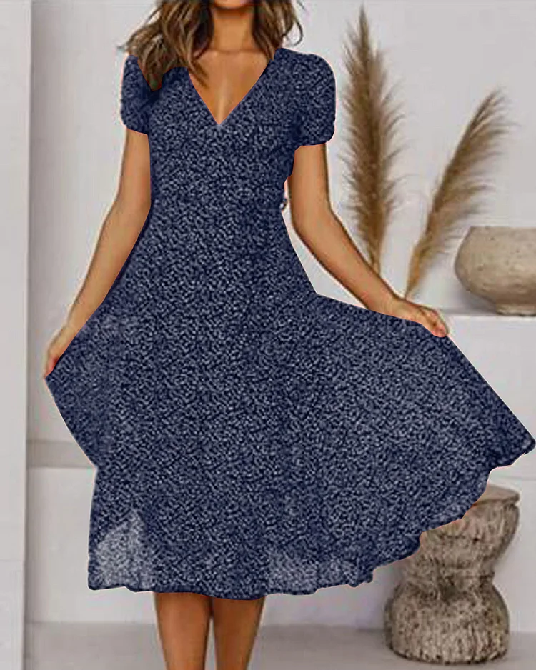 Robe été mousseline, imprimé floral, col V.  Coupe fluide et légère, idéale pour l'été.