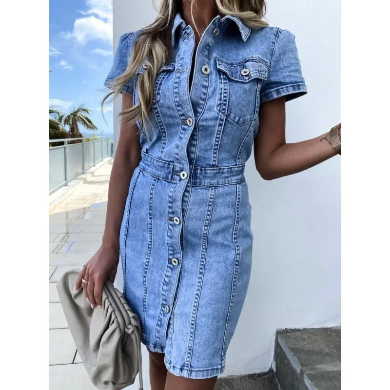 "Robe évasée en denim bleu, coupe flatteuse, détails féminins, confort maximale, pour un look chic et décontracté."