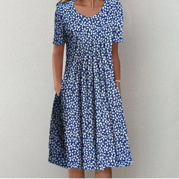 "Robe évasée midi à imprimé floral, manches courtes, décolleté doux, tissu léger, silhouette flatteuse, confort estival"