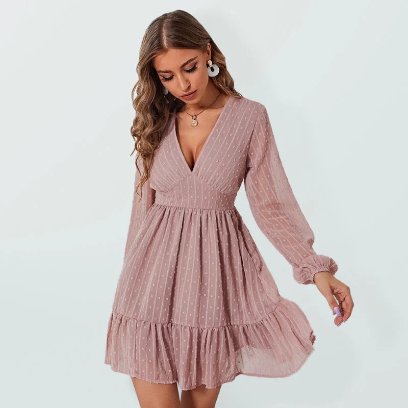 Élégante robe femme à pois style fit & flare, coupe midi, tenue printanière raffinée.